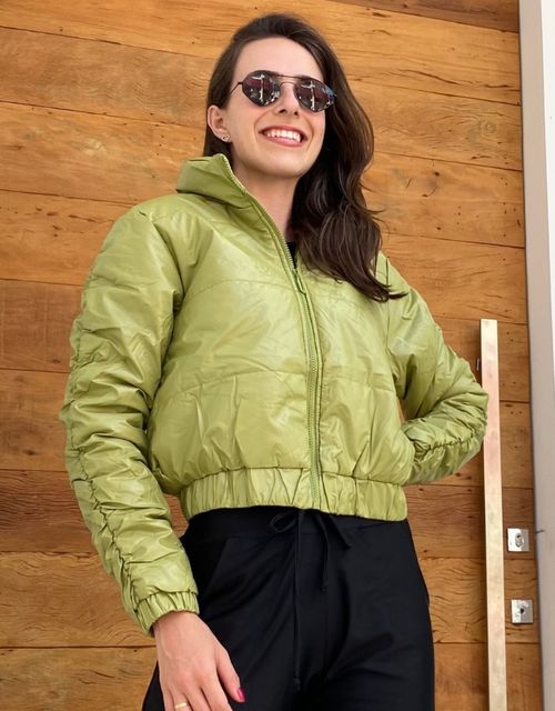 F473 - Jaqueta puffer com drapeado nos braços.