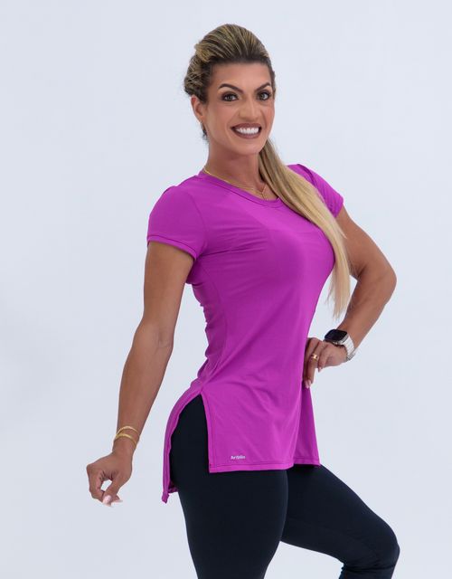 F428 - Blusa com manga baby look, mais alongada com abertura lateral.