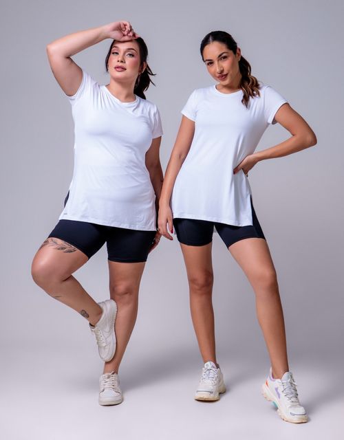 F428 - Blusa com manga baby look, mais alongada com abertura lateral.