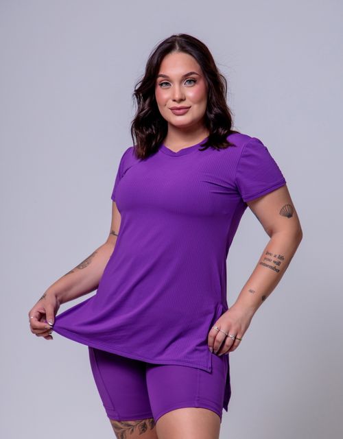 F428A - Blusa com manga baby look, mais alongada com abertura lateral.
