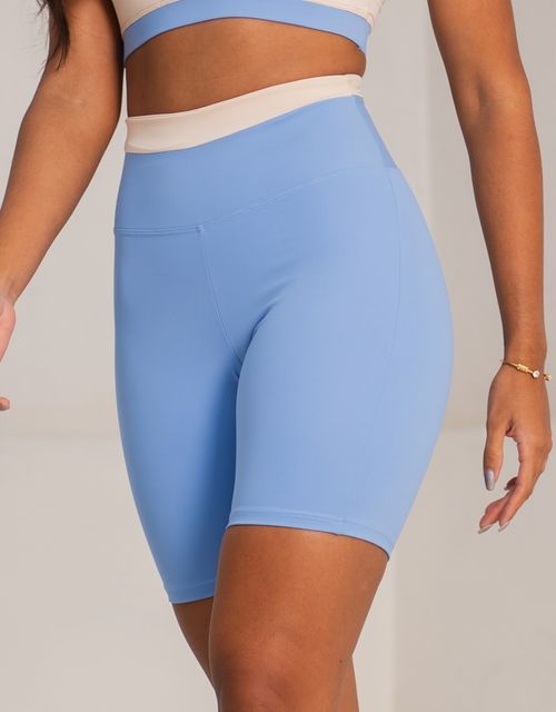 F479 - Short meia coxa e bolso traseiro no cós.