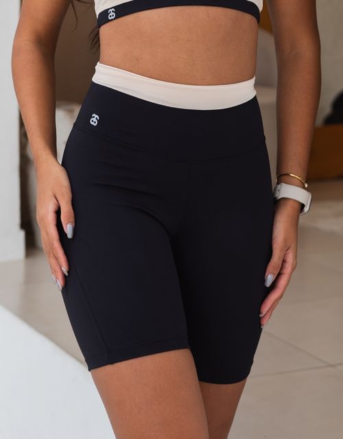 F479 - Short meia coxa e bolso traseiro no cós.