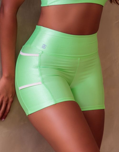 F382W - Short curto com bolsos e detalhe em tiras, bumbum forrado.
