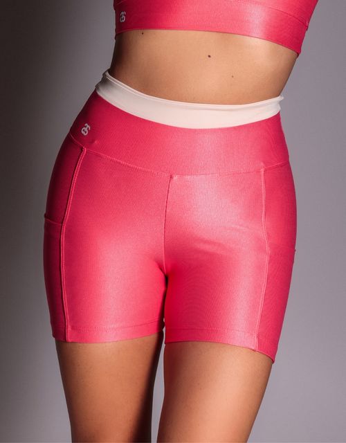 F502 - Short curto com bolsos e recortes no cós.