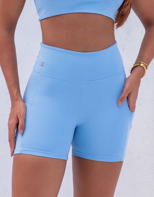 F481S-Short curto com etiqueta refletiva no bolso lateral.