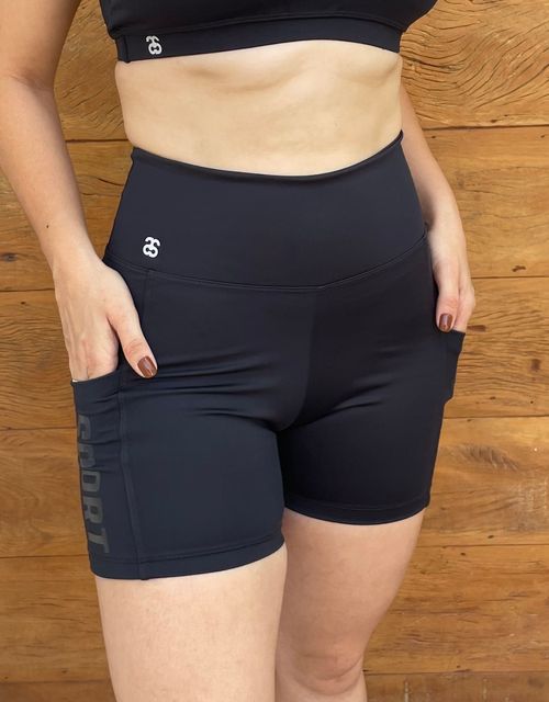 F481S-Short curto com etiqueta refletiva no bolso lateral.