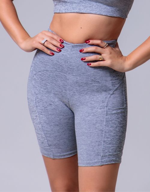 F365 - Short meia coxa cos alto com bolso lateral.