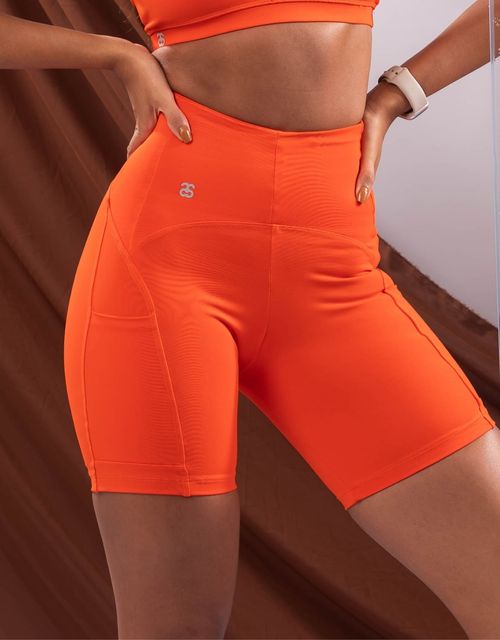F365 - Short meia coxa cos alto com bolso lateral.