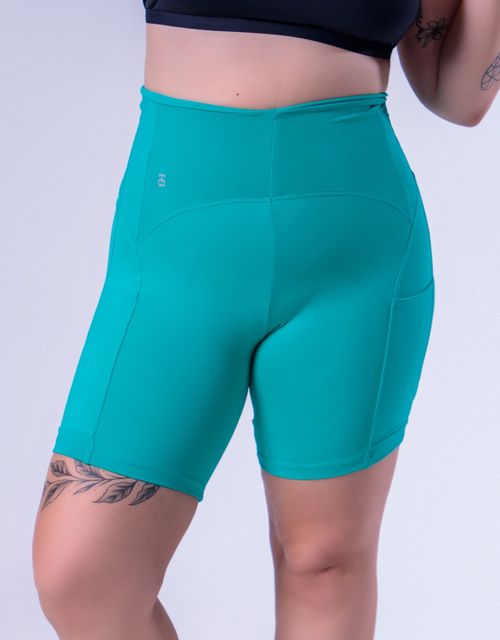 F365 - Short meia coxa cos alto com bolso lateral.