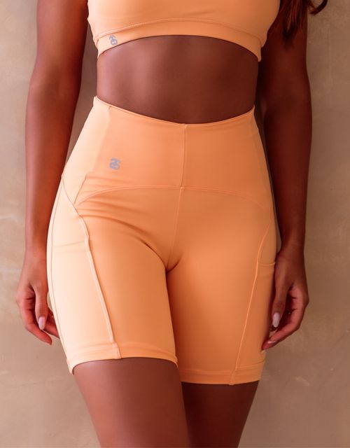 F365 - Short meia coxa cos alto com bolso lateral.