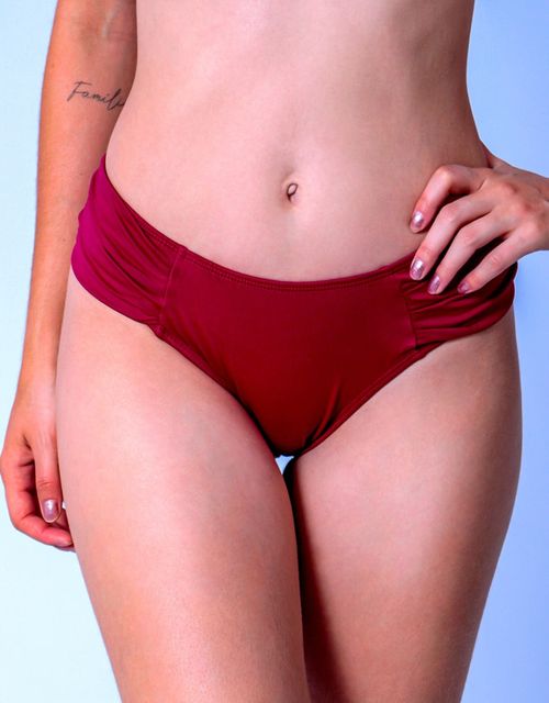 B074c - Calcinha lateral larga e bumbum largo.