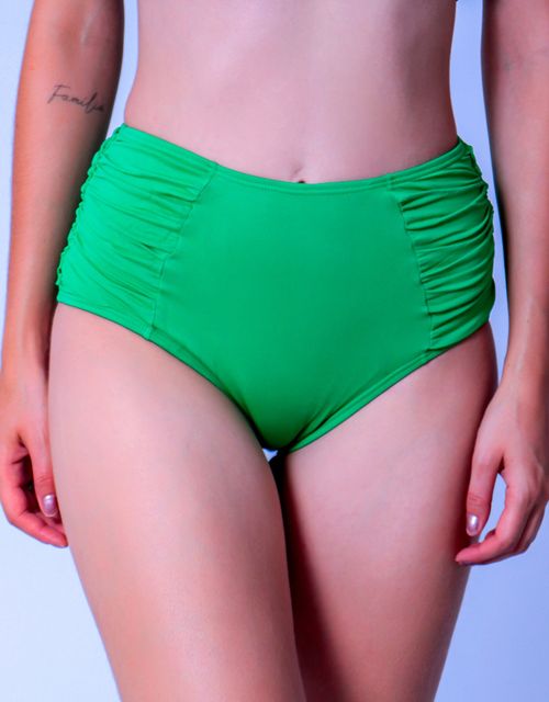 B096 - Calcinha hot pant bumbum largo, franzida na lateral.