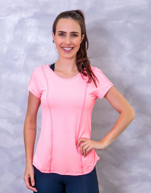 F330 - Blusa manga curta estilo camiseta (soltinha), com decote em v nas costas e detalhe em ponto trançado.