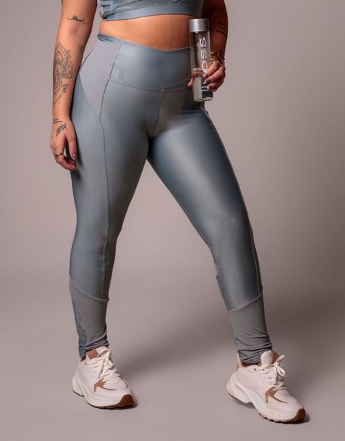 F508 - Legging fitness com bolso no cós e recortes nas pernas.