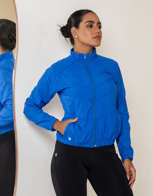 F239 - Jaqueta corta-vento fitness em tactel com bolsos.