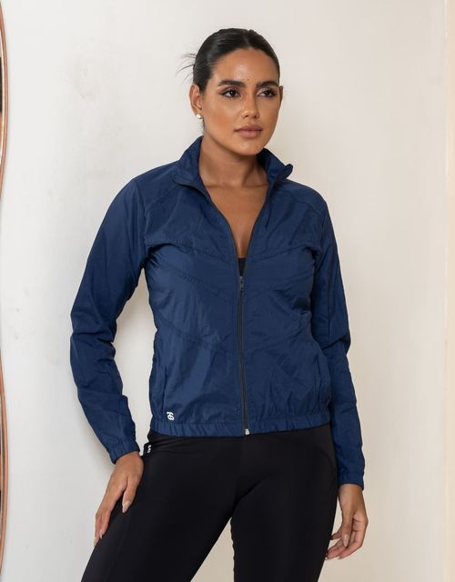 F239 - Jaqueta corta-vento fitness em tactel com bolsos.