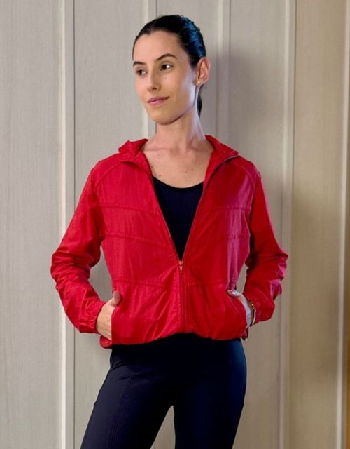 F239 - Jaqueta corta-vento fitness em tactel com bolsos.