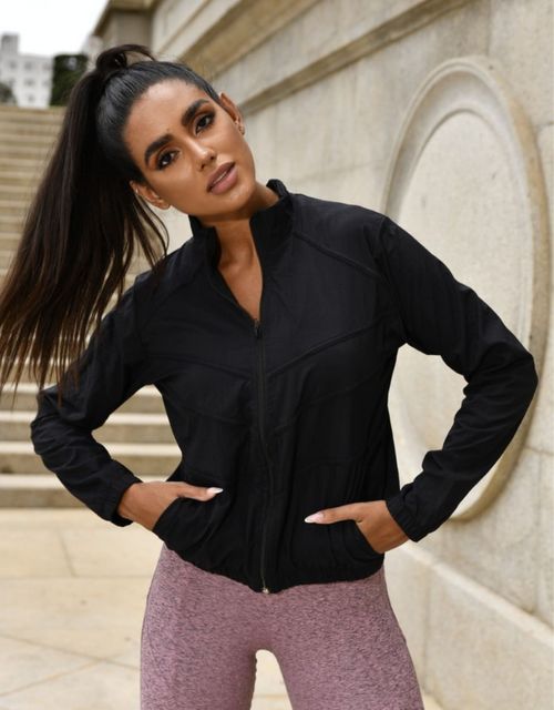 F239 - Jaqueta corta-vento fitness em tactel com bolsos.