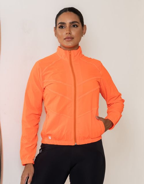 F239 - Jaqueta corta-vento fitness em tactel com bolsos.