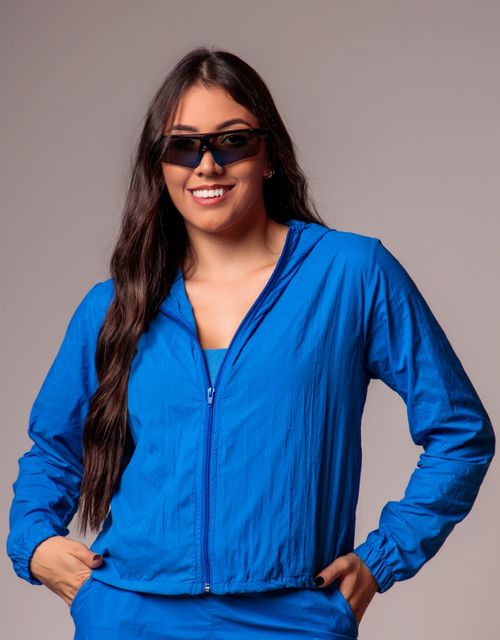 F497 - Jaqueta de tactel com capuz.