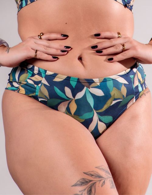 B074c - Calcinha lateral larga e bumbum largo.