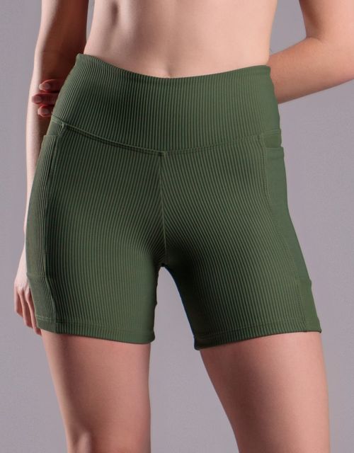 F503 - Short meia coxa com bolsos nas laterais, tecido Paris.