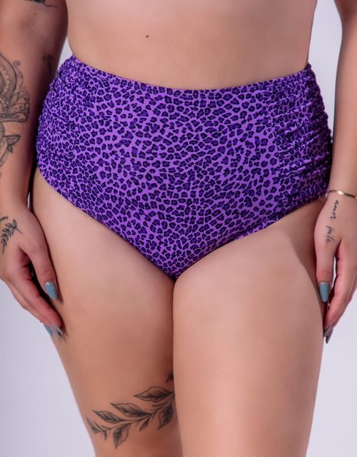 B096 - Calcinha hot pant bumbum largo, franzida na lateral.