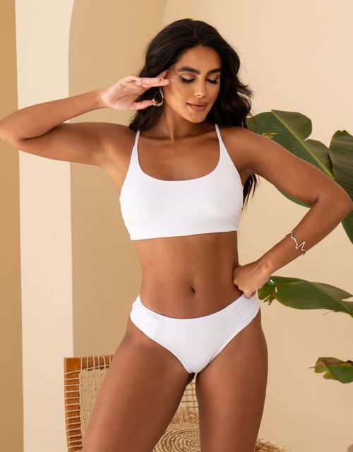 Top com base, alças finas e bojo removível + calcinha tanga franzida na lateral.