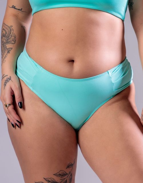 B074c - Calcinha lateral larga e bumbum largo.