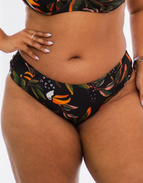 B074c - Calcinha lateral larga e bumbum largo.