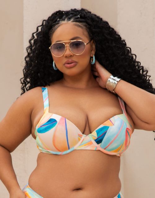 B513 - Sutia estruturado com bojo e aro, alças largas com regulagem, bojo liso.