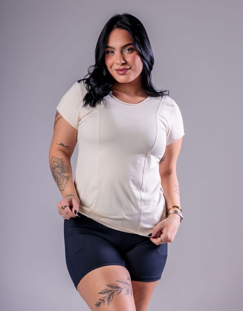 F330 - Blusa manga curta estilo camiseta (soltinha), com decote em v nas costas e detalhe em ponto trançado.