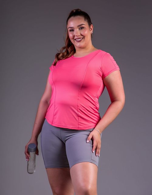 F330 - Blusa manga curta estilo camiseta (soltinha), com decote em v nas costas e detalhe em ponto trançado.