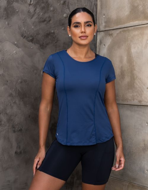 F330 - Blusa manga curta estilo camiseta (soltinha), com decote em v nas costas e detalhe em ponto trançado.