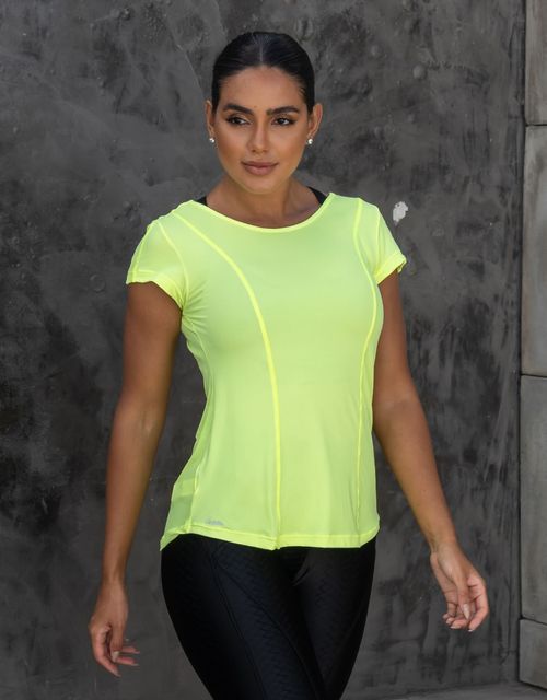 F330 - Blusa manga curta estilo camiseta (soltinha), com decote em v nas costas e detalhe em ponto trançado.