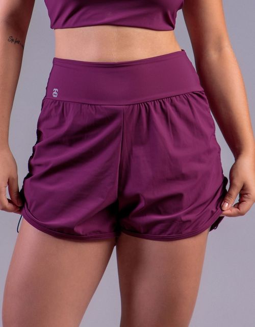 F522 - Short fitness sobreposto com ajustador lateral.
