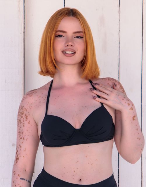 B085- Sutiã estruturado com bojo, alças finas e base.